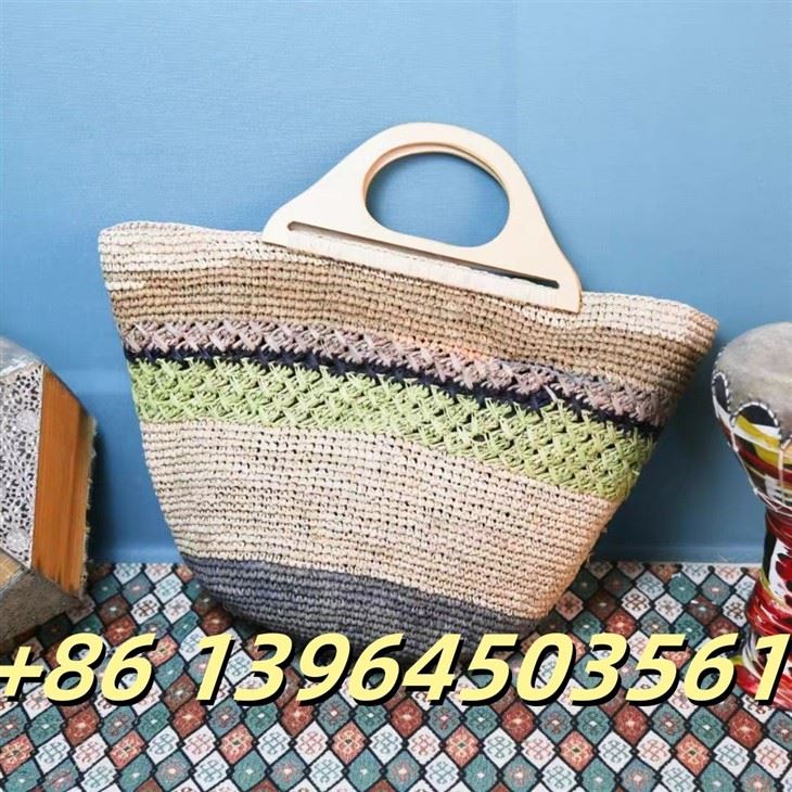 Raffia handtösku með tréhandföngum