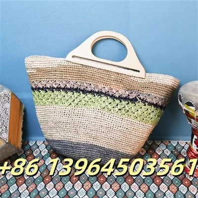 Raffia handtösku með tréhandföngum